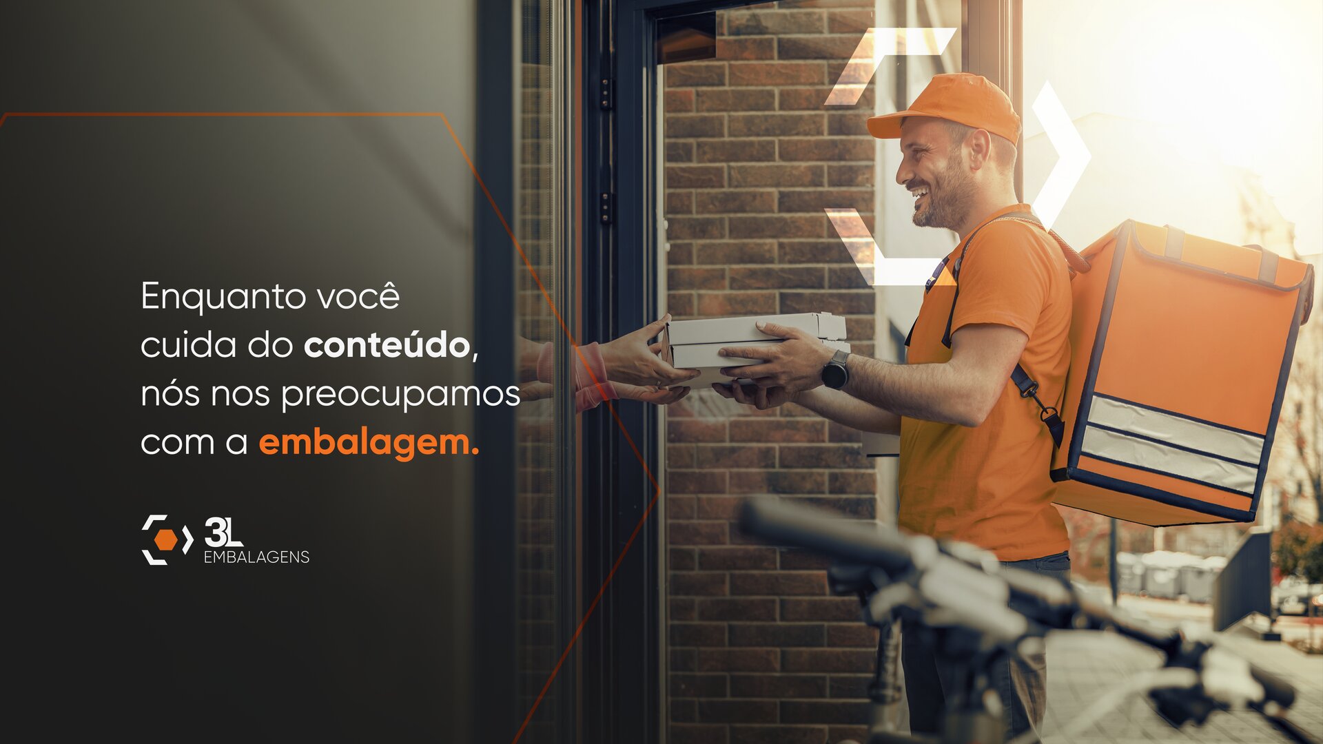 Entregador de delivery com embalagens 3L