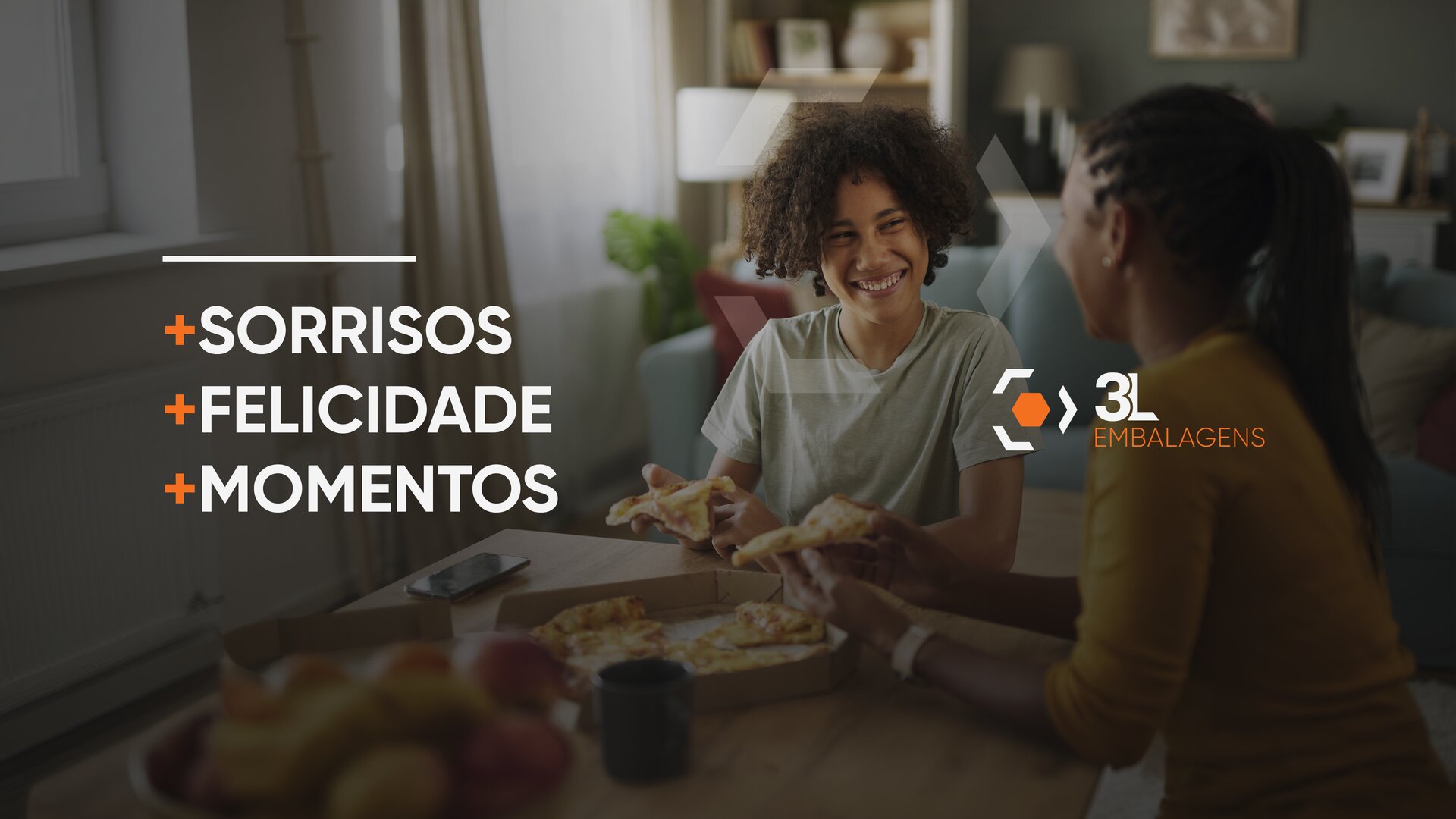 Família reunida à mesa com embalagens de alimentos